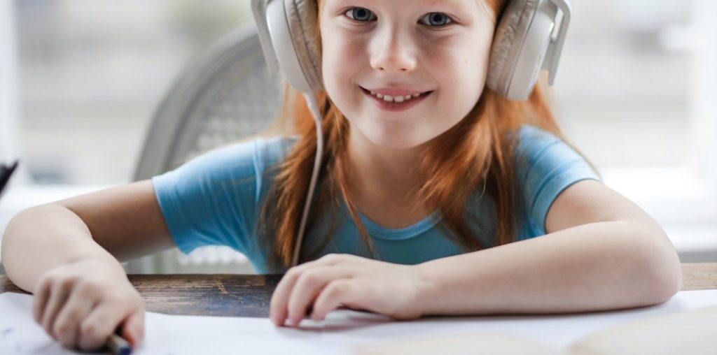 anak belajar dengan audio